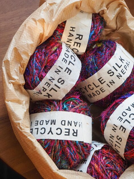 przykłady haftów na próbkach tkanin